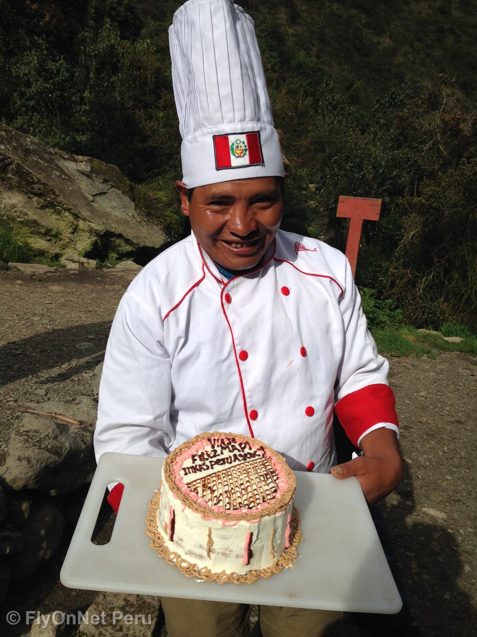 Álbum de fotos: Nuestro cocinero preparando una torta, Camino Inca